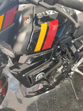 Suzuki GSX 8 TT Negra y Roja K.M 0