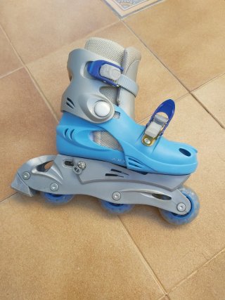 Patines Infantiles Ajustables color azul .