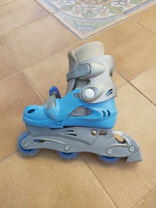 Patines Infantiles Ajustables color azul .