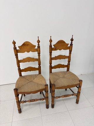 Pareja de sillas rústicas de madera