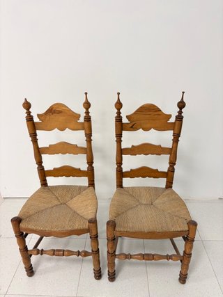 Pareja de sillas rústicas de madera
