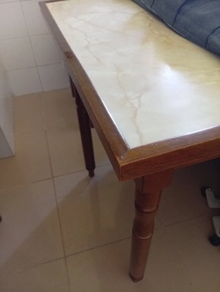Venta en mano.Conjunto de Mesa, 4 Sillas y Butaca