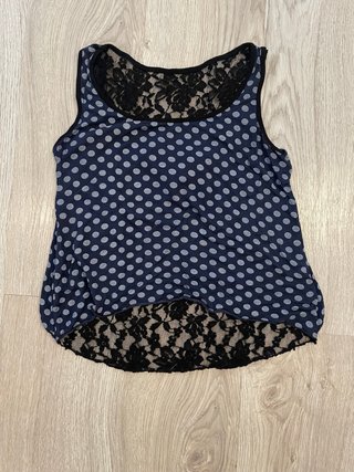 Top lunares azul con encaje negro