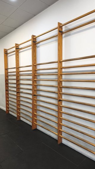 Espaldera de madera para gimnasio