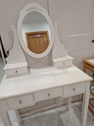 Tocador con espejo de madera y cristal