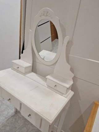 Tocador con espejo de madera y cristal