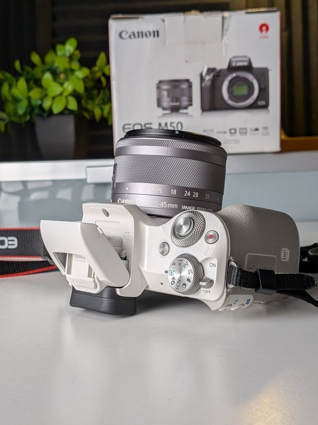 COMO NUEVA - Canon M50 Bianca + Lente Kit