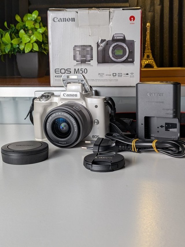 COMO NUEVA - Canon M50 Bianca + Lente Kit