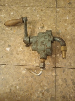 Bomba manual antigua de manivela