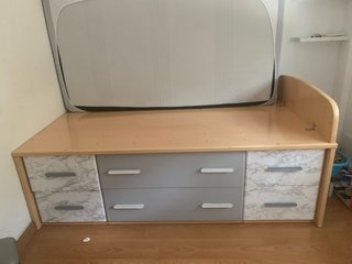 Cama alta con cajones de madera y mármol