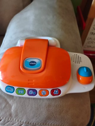 Ordenador infantil VTech. incluye pilas