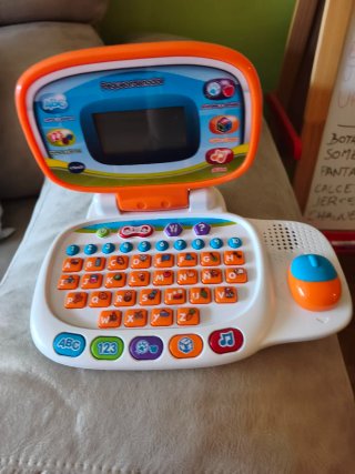 Ordenador infantil VTech. incluye pilas