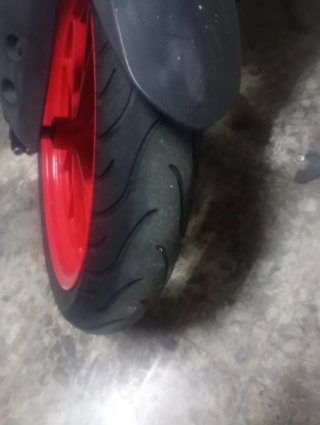 Moto Naked Gris y Roja