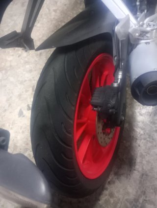 Moto Naked Gris y Roja