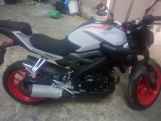 Moto Naked Gris y Roja