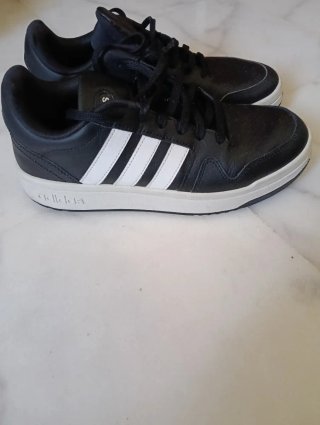 Zapatillas Adidas Negras y Blancas