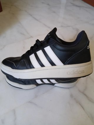 Zapatillas Adidas Negras y Blancas