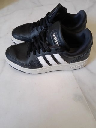 Zapatillas Adidas Negras y Blancas