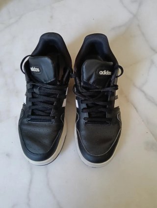 Zapatillas Adidas Negras y Blancas