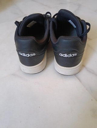 Zapatillas Adidas Negras y Blancas
