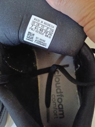 Zapatillas Adidas Negras y Blancas