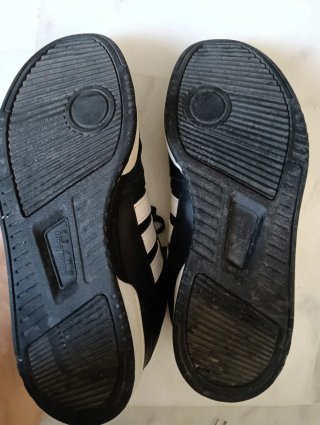 Zapatillas Adidas Negras y Blancas