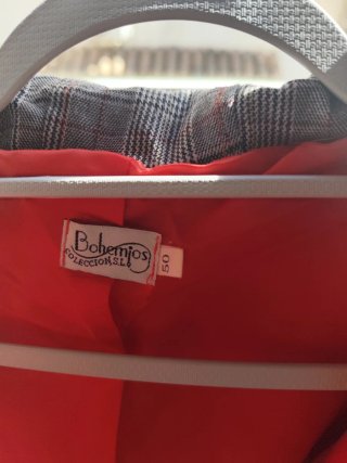 Parka roja con capucha