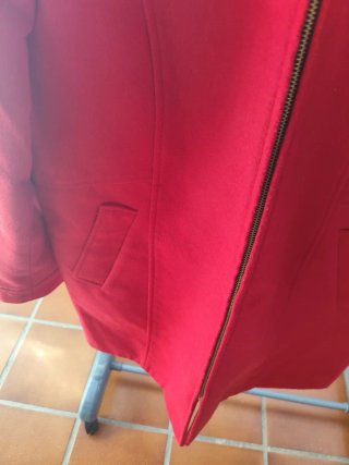 Parka roja con capucha