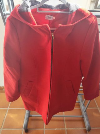 Parka roja con capucha