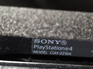 PS4 Slim Sony Negra + Mando + Cables