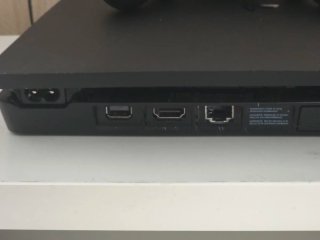 PS4 Slim Sony Negra + Mando + Cables
