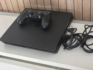 PS4 Slim Sony Negra + Mando + Cables