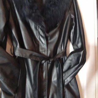 Abrigo polipiel negro cuello pelo nuevo  entallado
