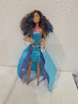 Muñeca Barbie con vestido azul brillante