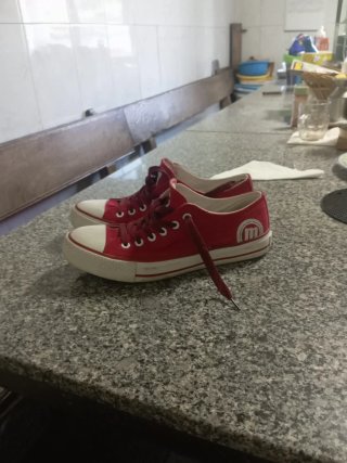 Tenis rojos de tela
