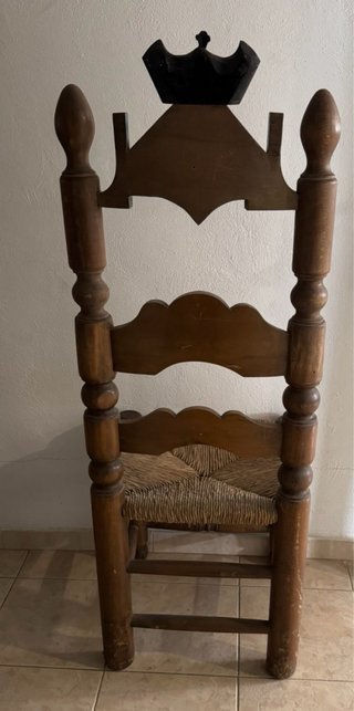 Silla de madera con escudo de Valencia