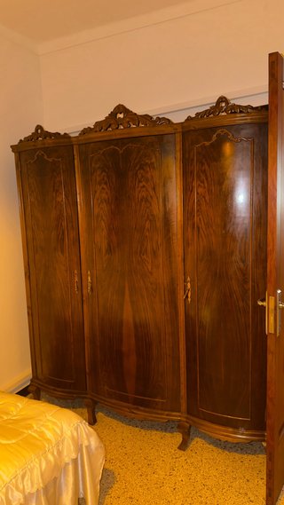 Armario antiguo de madera