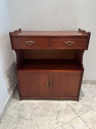 Mueble bajo de madera antiguo