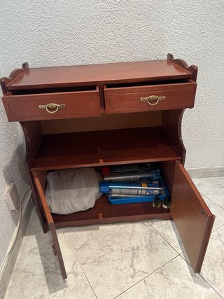 Mueble bajo de madera antiguo