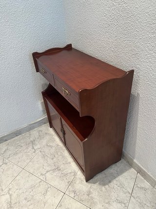 Mueble bajo de madera antiguo