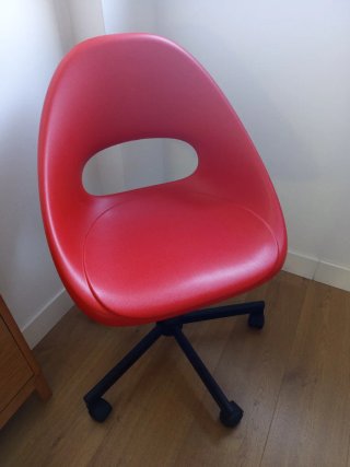Silla de oficina roja con base negra
