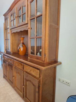 Aparador/vitrina de madera estilo clásico