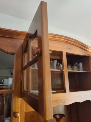 Aparador/vitrina de madera estilo clásico