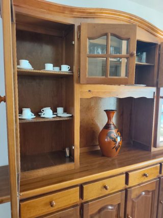 Aparador/vitrina de madera estilo clásico
