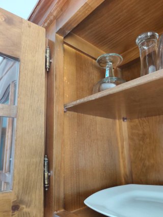 Aparador/vitrina de madera estilo clásico