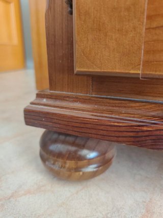 Aparador/vitrina de madera estilo clásico