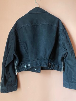 Chaqueta bomber vaquera de Zara negra.