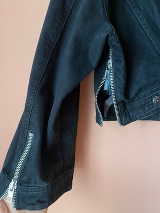 Chaqueta bomber vaquera de Zara negra.
