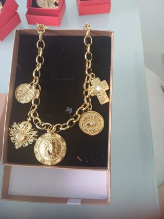 Collar dorado con dijes variados