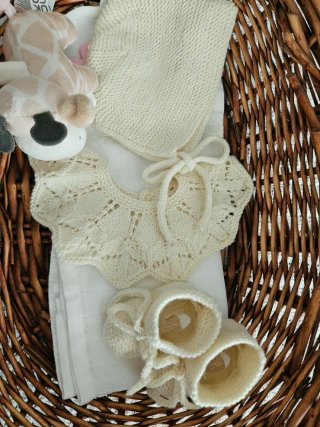 Conjunto punto bebé: gorro, patucos y babero